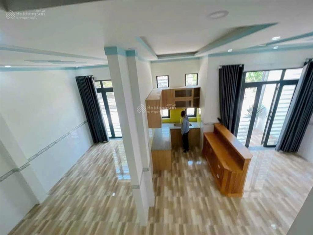Bán nhà 1trệt1 lầu 60m2 sổ thổ cư đường 5m cách trường học 100m giá 2,7tỷ.  0794 290 ***