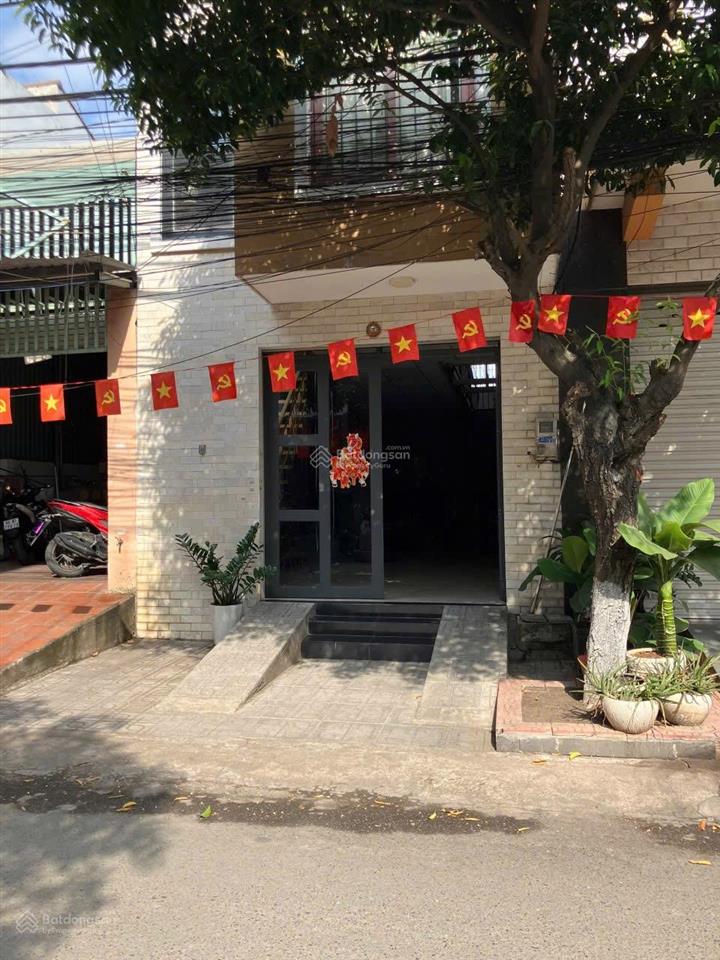 Bán nhà cấp 4 gác lửng d2d, cách đường chính 50m. 4x18, giá 5.7 tỷ.  0794 290 ***