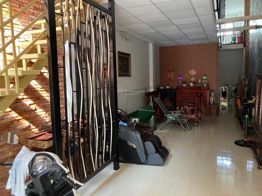 Bán nhà cấp 4 gác lửng d2d, cách đường chính 50m. 4x18, giá 5.7 tỷ.  0794 290 ***