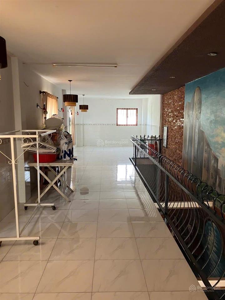 Bán nhà cấp 4 gác lửng d2d, cách đường chính 50m. 4x18, giá 5.7 tỷ.  0794 290 ***