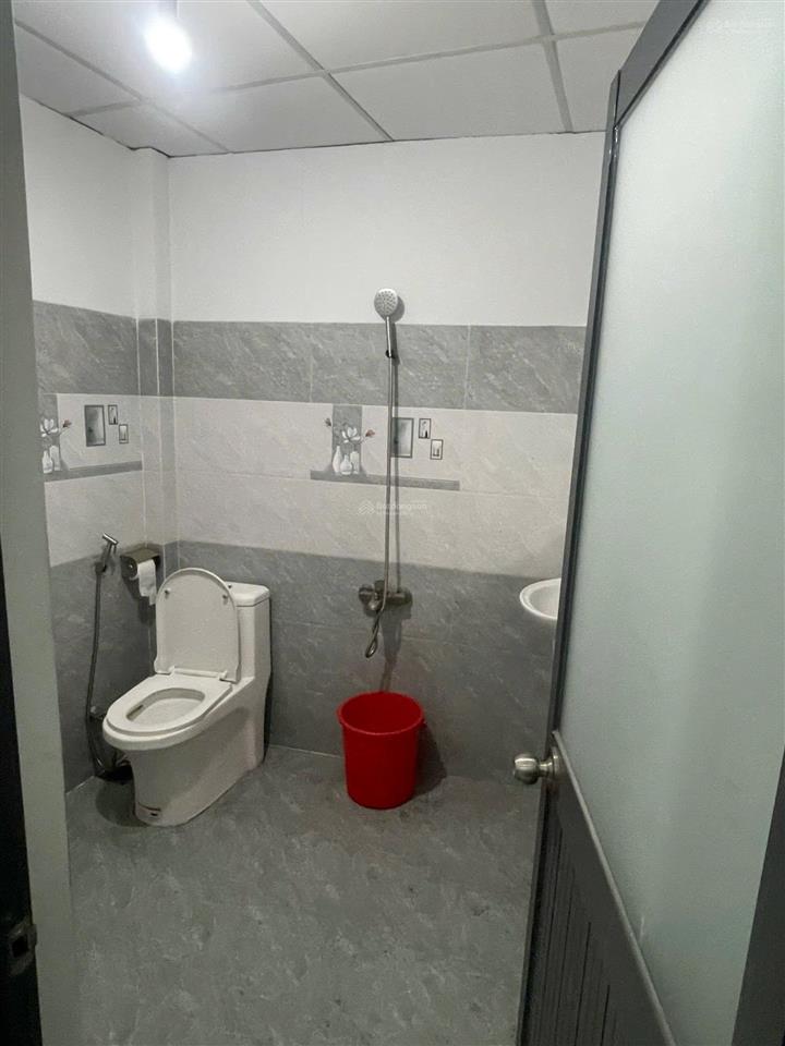 Bán nhà sổ thổ cư 1 trệt 1 lầu 5x27 cách chợ 26 100m giá 4,5 tỷ  0794 290 ***