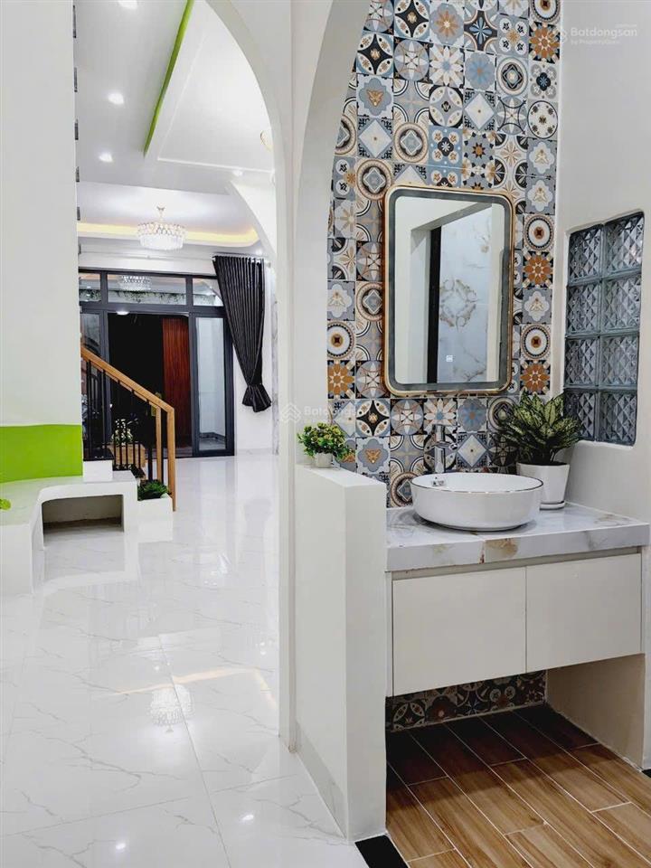 Bán nhà 1 trệt 1 lầu sổ riêng thổ cư đường nhựa 7m cách chợ 100m giá 4,7 tỷ kh 0794 290 ***