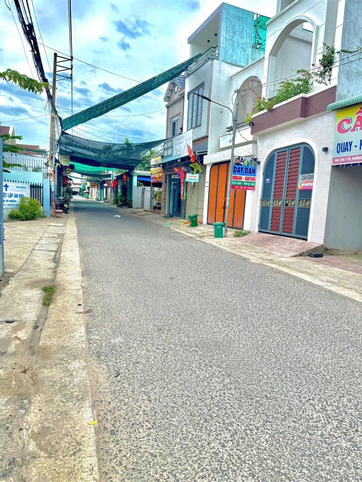 Bán nhà 1 trệt 1 lầu sổ riêng thổ cư đường nhựa 7m cách chợ 100m giá 4,7 tỷ kh 0794 290 ***
