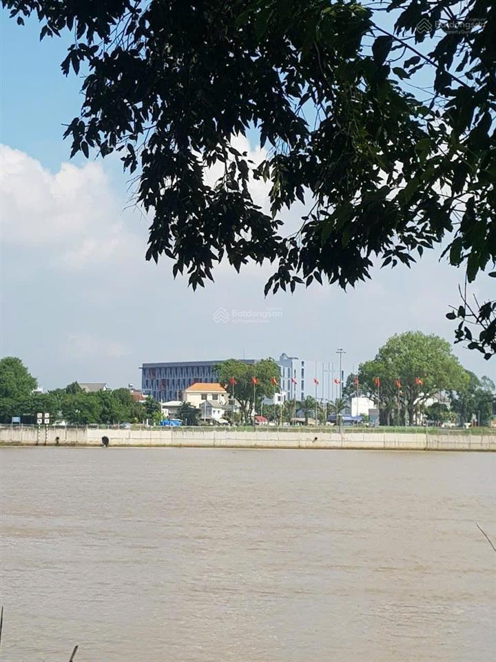 Bán đất 2500m2 300m2 đất thổ cư trước đất là view sông cách hương lộ 15 50m giá 8,6 tỷ. 0794 290 ***