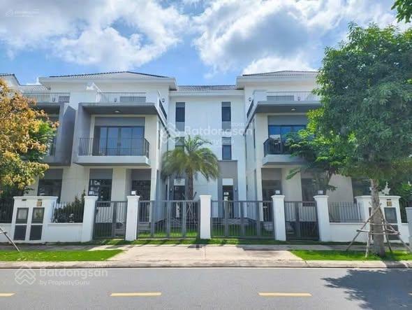 Bán căn nhà phố khu the suite 8x20m gần clubhouse chuẩn bị ra sổ giá 8.3 tỷ