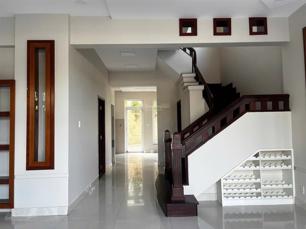 Cho thuê biệt thự sân vườn 400m2. kdc đường đỗ xuân hợp, phước long b, quận 9 cũ gần the global
