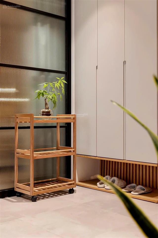 Cần bán gấp căn hộ 2pn view hồ starlake sẵn sổ đỏ tại cc 6th element nguyễn văn huyên  0818 111 ***