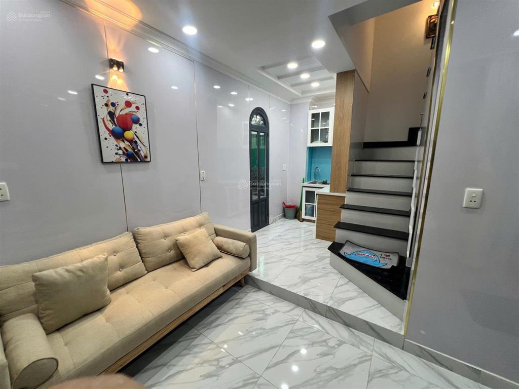 Nhỉnh hơn 4ty có ngay nhà phan văn trị bình thạnh 4 tầng st nhà đẹp cho gđ ở.