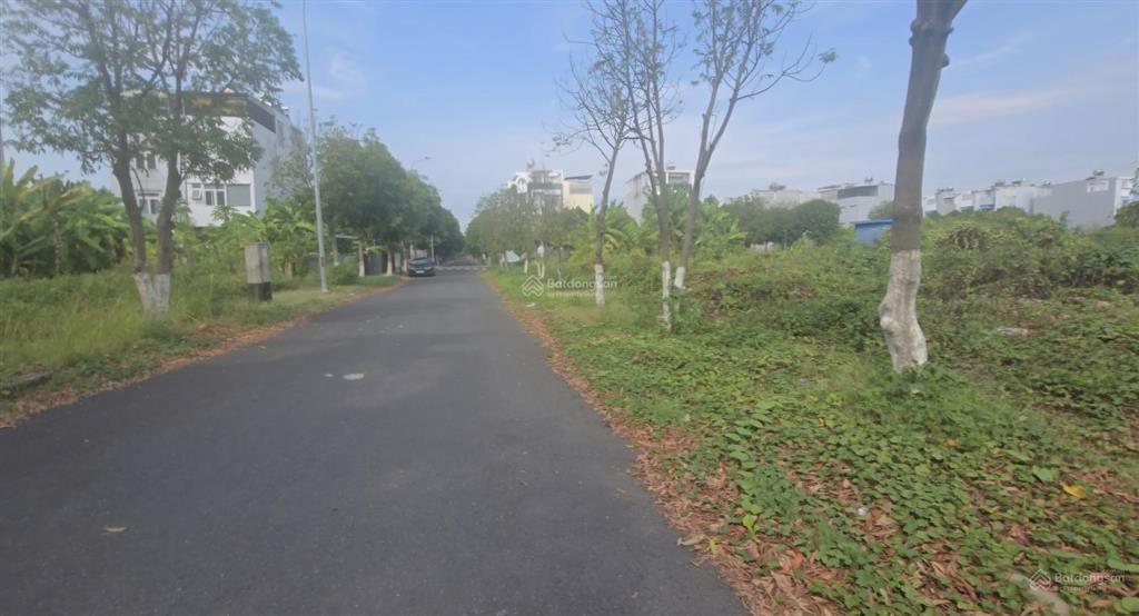 Cần bán gấp nền sạch đẹp không vướng cống, tụ điện. đối diện chung cư . giá tốt nhất dự án
