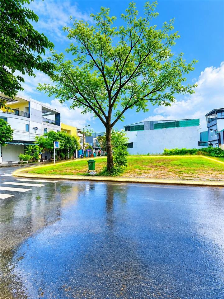 Bán lô góc hai mặt tiền xây tòa căn hộ siêu đẹp, gần đại học duy tân và đh thể dục thể thao