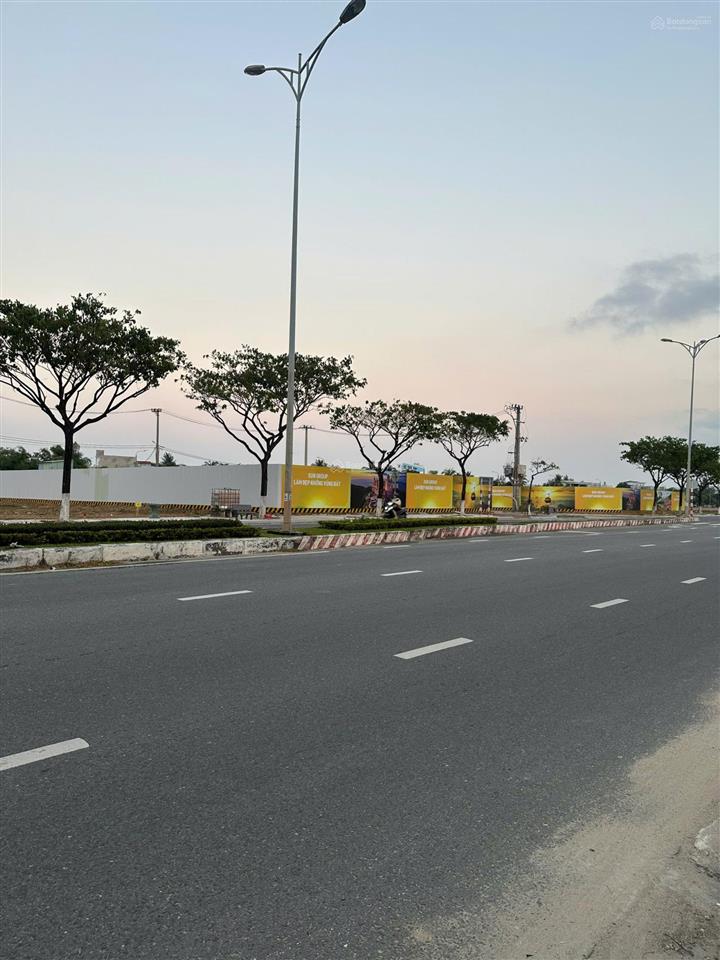 Bán lô đất mt rộng 230 m2 siêu đẹp,phù hợp cho kinh doanh căn hộ mi ni quy mô và các mặt hàng khác.