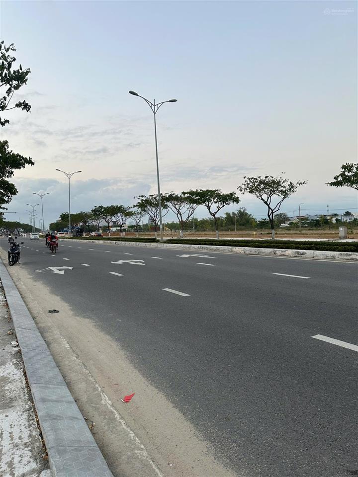 Bán lô đất mt rộng 230 m2 siêu đẹp,phù hợp cho kinh doanh căn hộ mi ni quy mô và các mặt hàng khác.