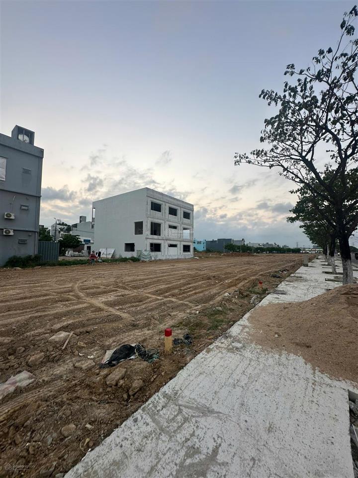 Bán lô đất mt rộng 230 m2 siêu đẹp,phù hợp cho kinh doanh căn hộ mi ni quy mô và các mặt hàng khác.