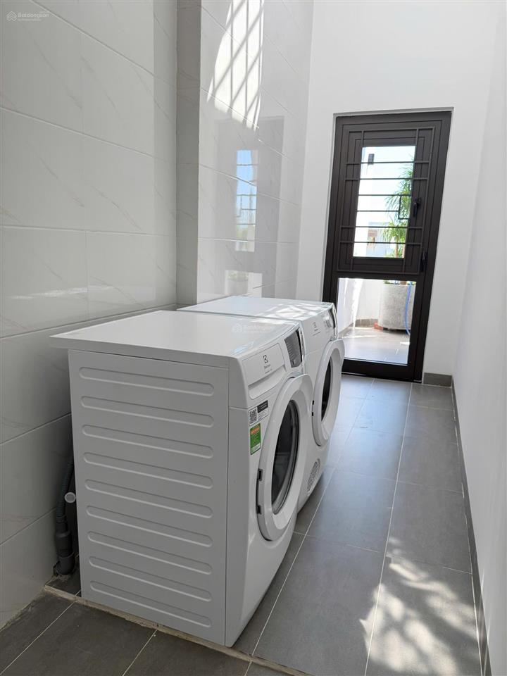 Bán nhà lê thiệt, sát biển, mới 100% 3 tầng, cho thuê được 30 triệu/tháng