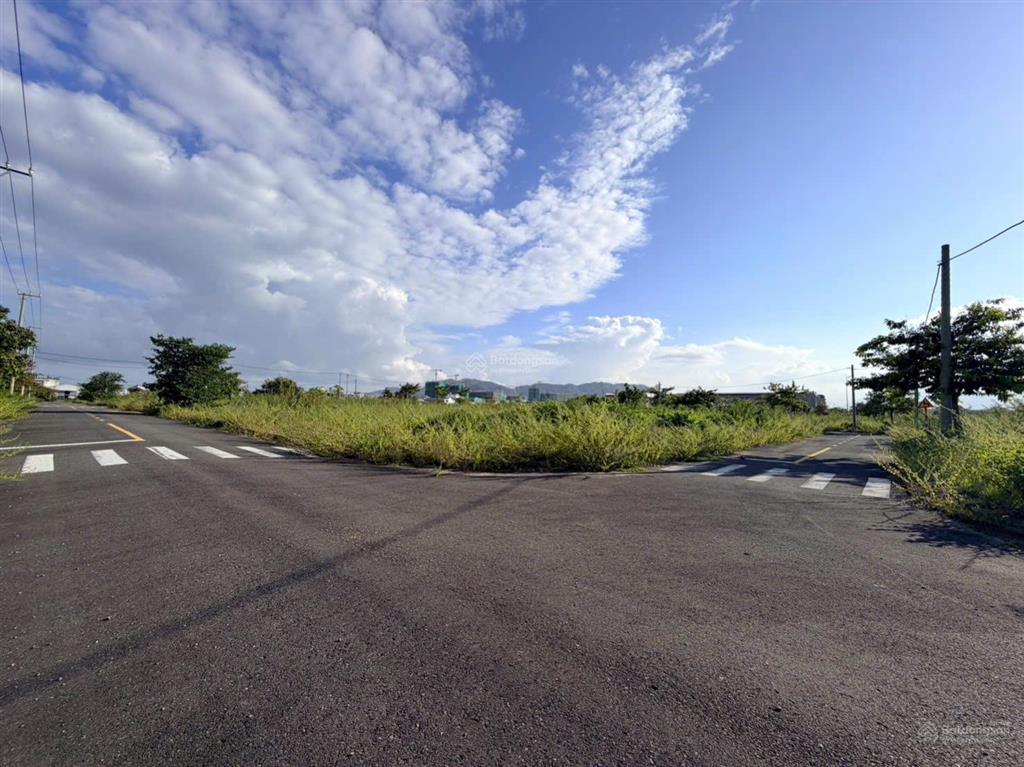 Sụp hầm 150m2 (7.5*20) đường 5m5 có view kênh giá 3,75 còn thương lượng