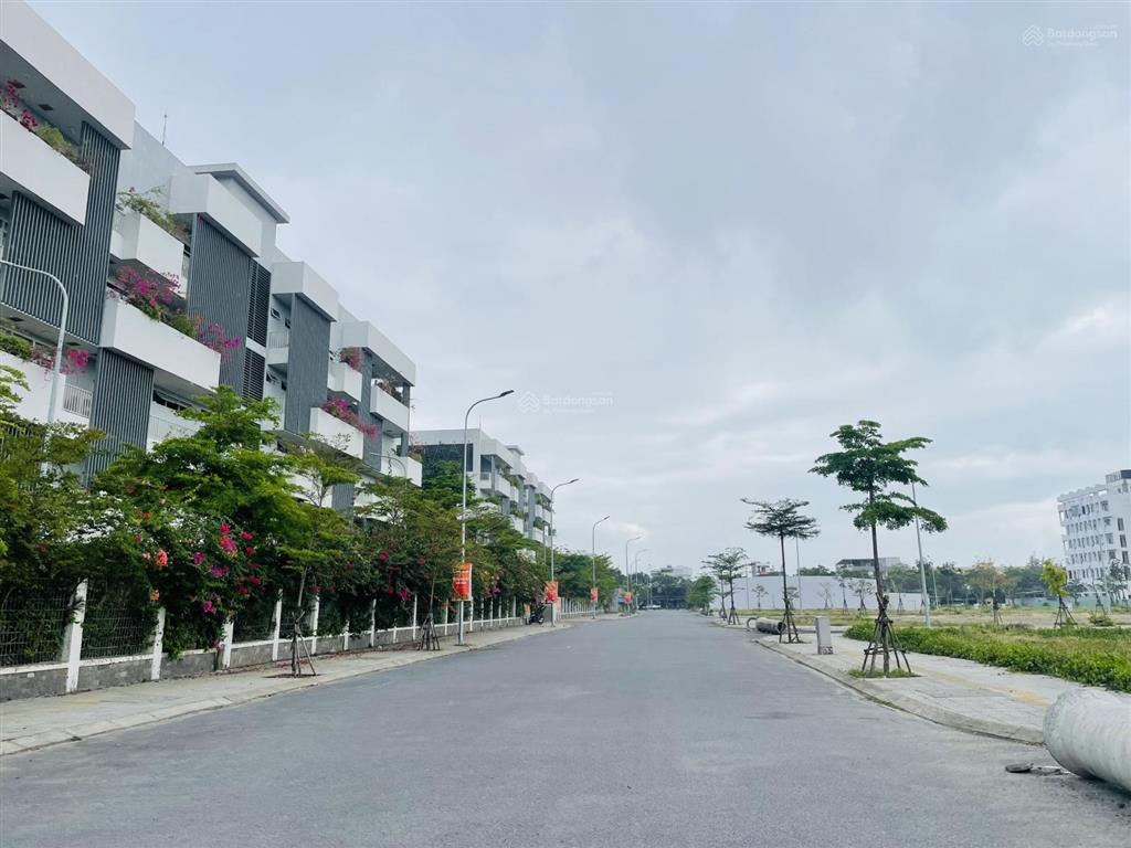 Chính chủ gửi bán vài lô liền kề ngay trường fpt và chung cư fpt.