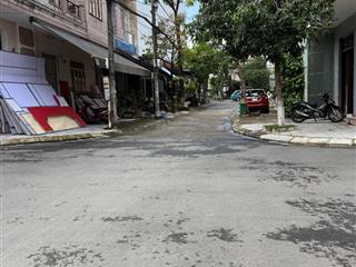 Gấp bán nhà 3 tầng góc ngã tư, ngay sát công viênđường lớn, giá chỉ nhỉnh 8 tỷ.