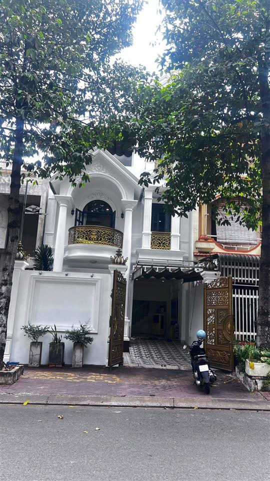 Chuyên chỗ ở mình cần bán gấp nhà chính chủ còn mới, nhà trệt hai lầu, đối diện công viên, trường