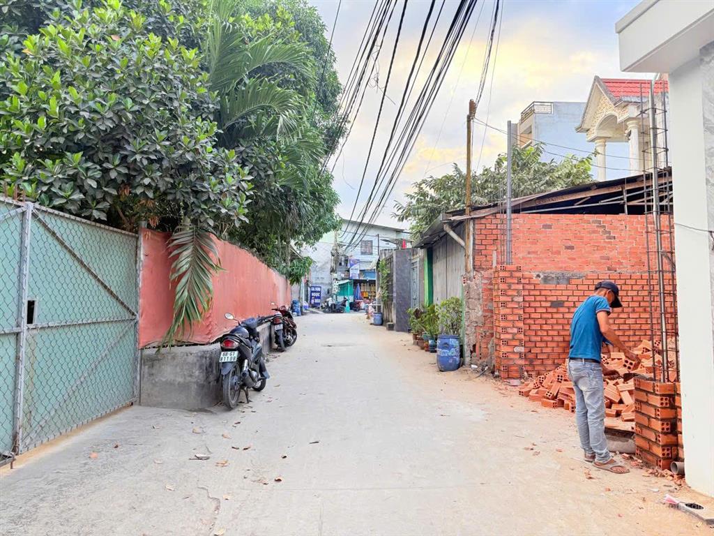 Nhà ngay tt dĩ an, bình dương cũ hcm 130m2, nhà hoàn công mới 100%