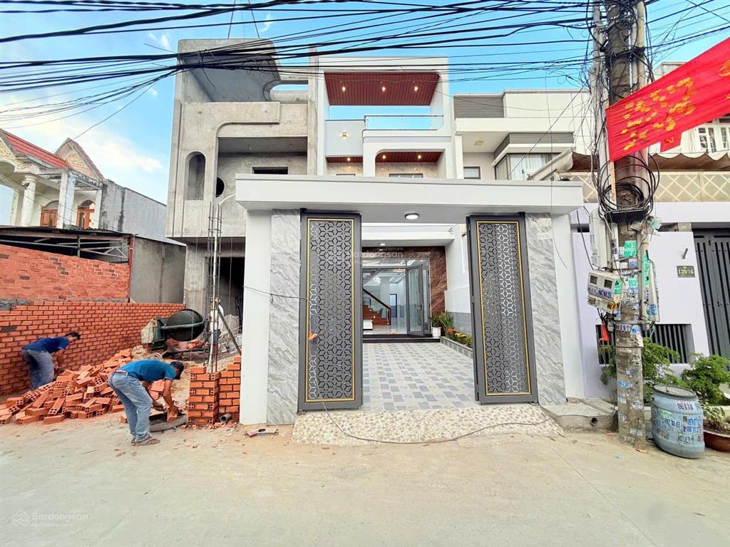 Nhà ngay tt dĩ an, bình dương cũ hcm 130m2, nhà hoàn công mới 100%