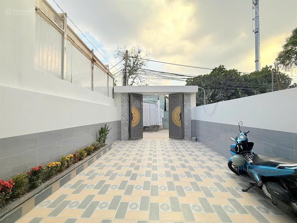 Nhà ngay tt dĩ an, bình dương cũ hcm 130m2, nhà hoàn công mới 100%