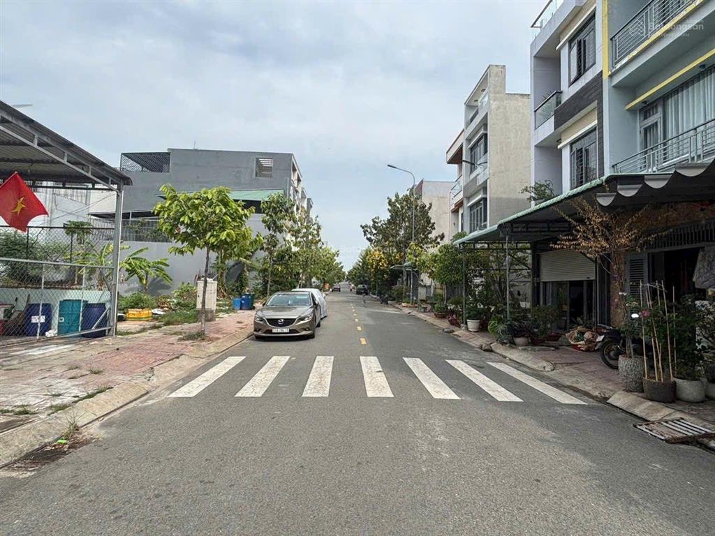 Bán nhà phố hoàn công dĩ an gần làng đại học quốc gia
