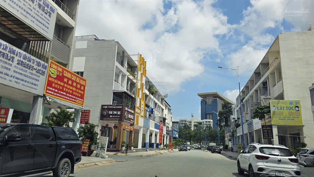 Bán nhà ngay thành phố mới bình dương, khu thương mại richtown, đang có thu nhập. 0933 292 ***