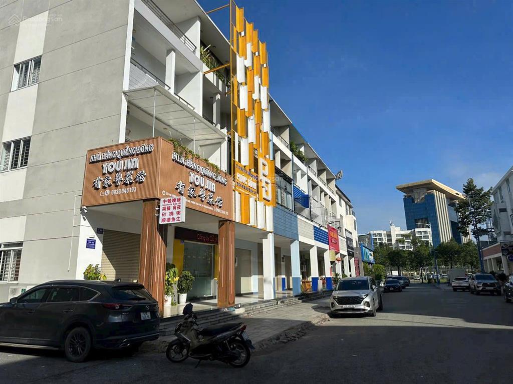 Bán nhà ngay thành phố mới bình dương, khu thương mại richtown, đang có thu nhập. 0933 292 ***