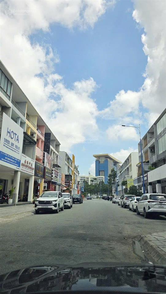 Bán nhà ngay thành phố mới bình dương, khu thương mại richtown, đang có thu nhập. 0933 292 ***