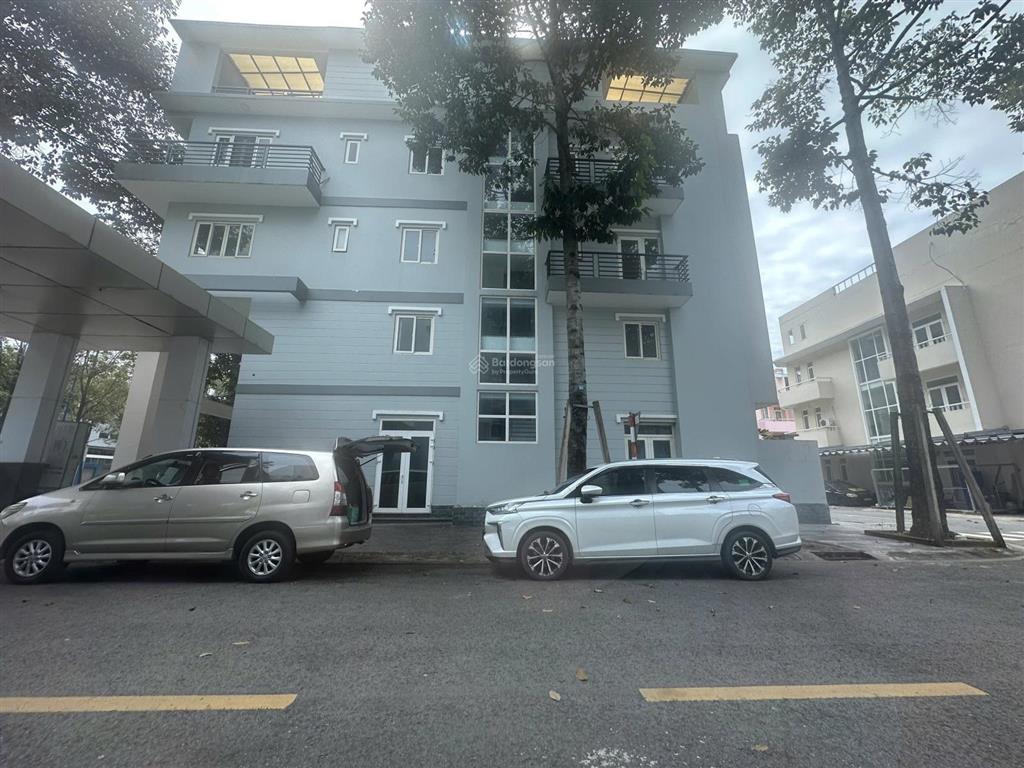 Bán nhà khu uni town 1 trệt 5 lầu 3 mặt tiền đường lê hoàn  trần quốc tuấn và đường nhựa chỉ 13ty