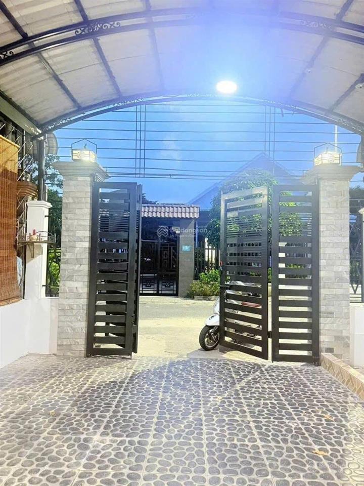 Hàng hiếm  nhà 1 trệt 1 lầu mặt tiền bình nhâm 04  có sân xe hơi  99m²