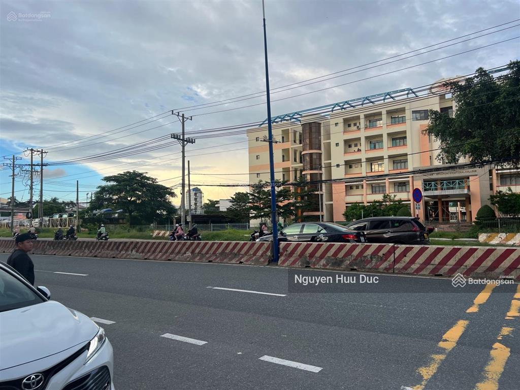 Bán đất mặt tiền quốc lộ 13 (18.000m2) 1,8ha. phường hưng định thị xã thuận an bd (giá 600 tỷ)