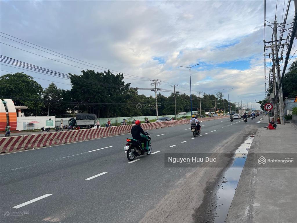 Bán đất mặt tiền quốc lộ 13 (18.000m2) 1,8ha. phường hưng định thị xã thuận an bd (giá 600 tỷ)