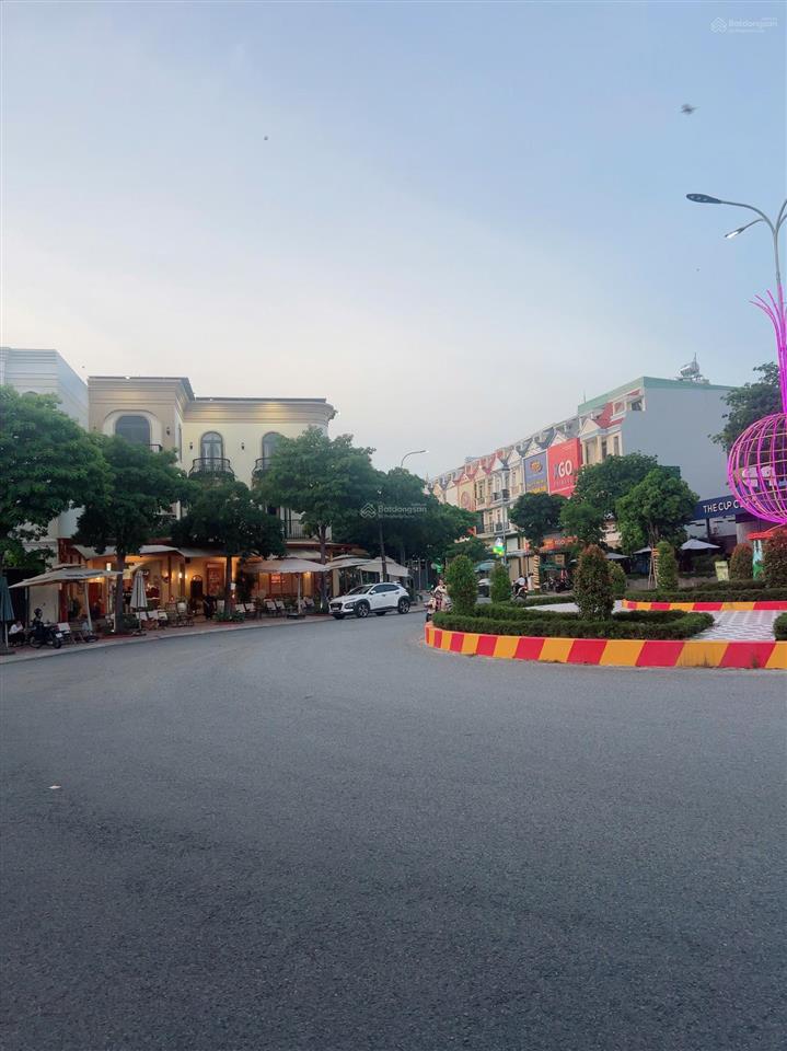 Bán nhà 1 trệt 2 lầu hoàn công kđt phúc đạt, thủ dầu một  mặt tiền trục chính d1, full nội thất