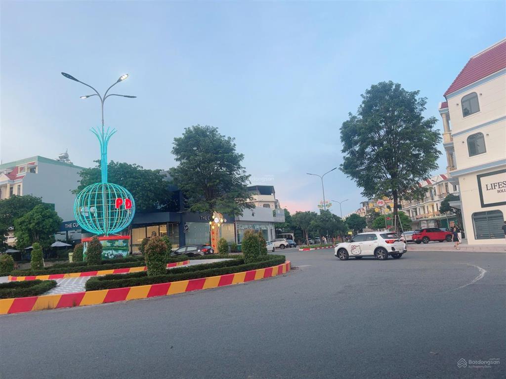 Bán nhà 1 trệt 2 lầu hoàn công kđt phúc đạt, thủ dầu một  mặt tiền trục chính d1, full nội thất