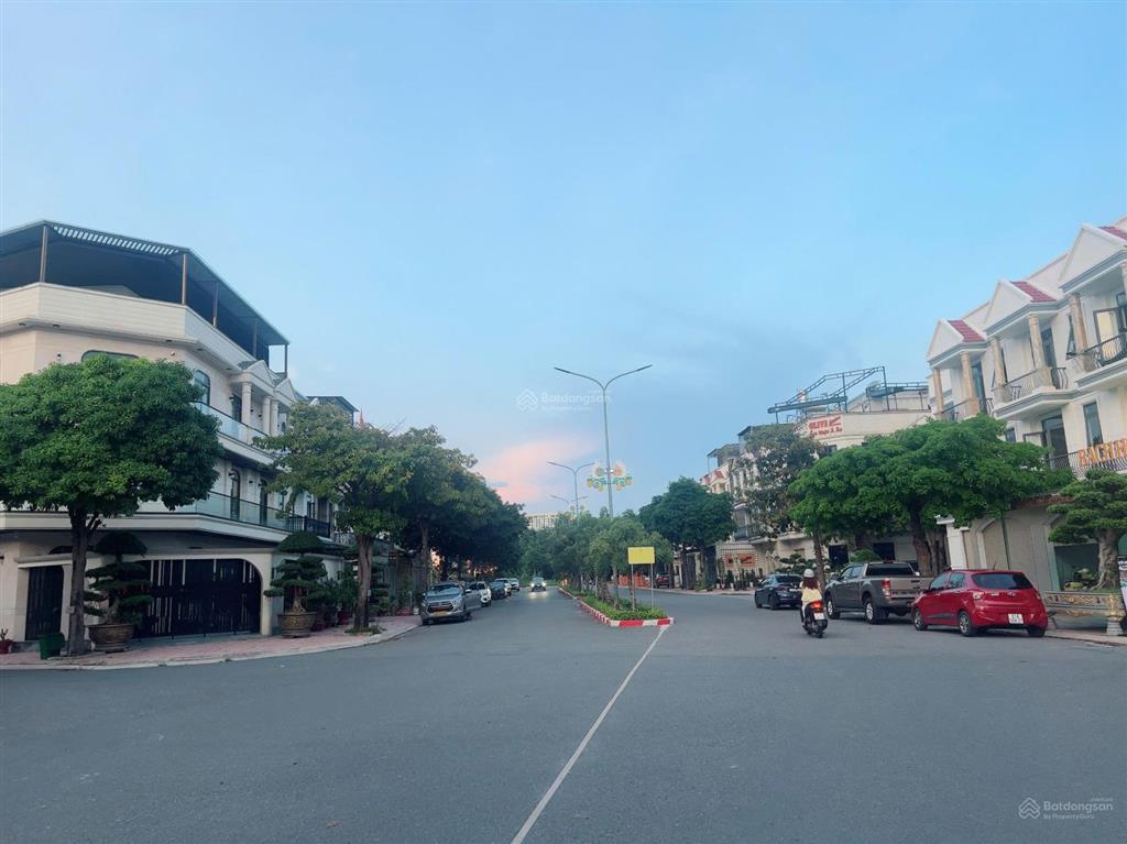 Bán nhà 1 trệt 2 lầu hoàn công kđt phúc đạt, thủ dầu một  mặt tiền trục chính d1, full nội thất