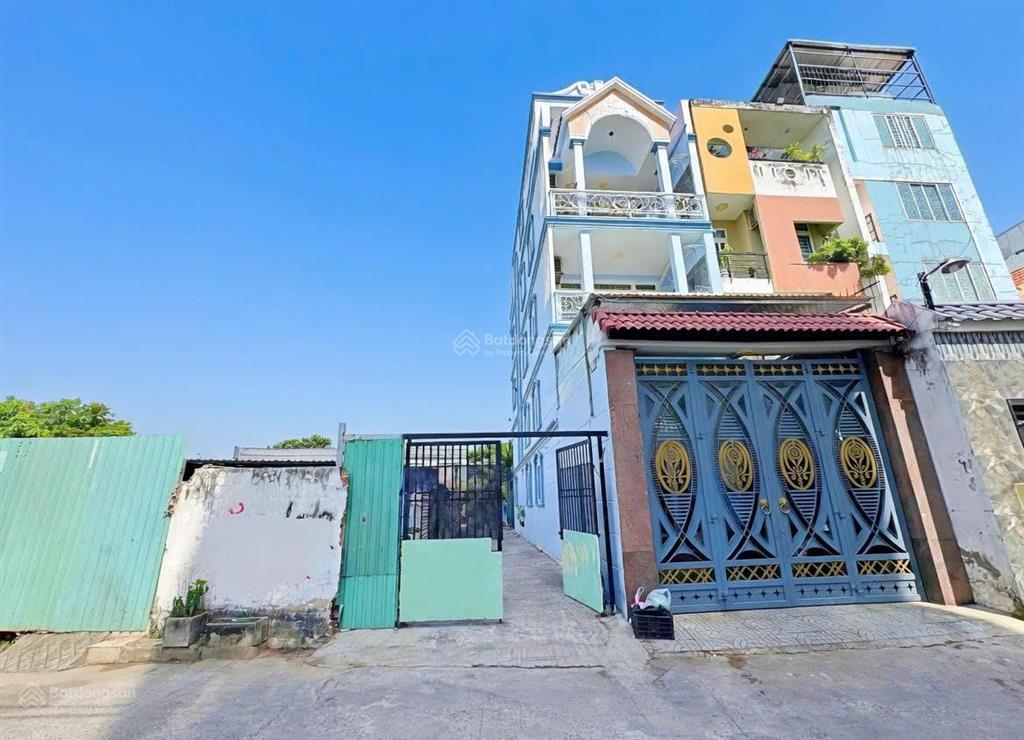 Có 1 0 2! góc 2 mt sát phạm văn đồng  87 m² 8.4 tỷ  xây 5 tầng  đường ô tô cạnh st moritz