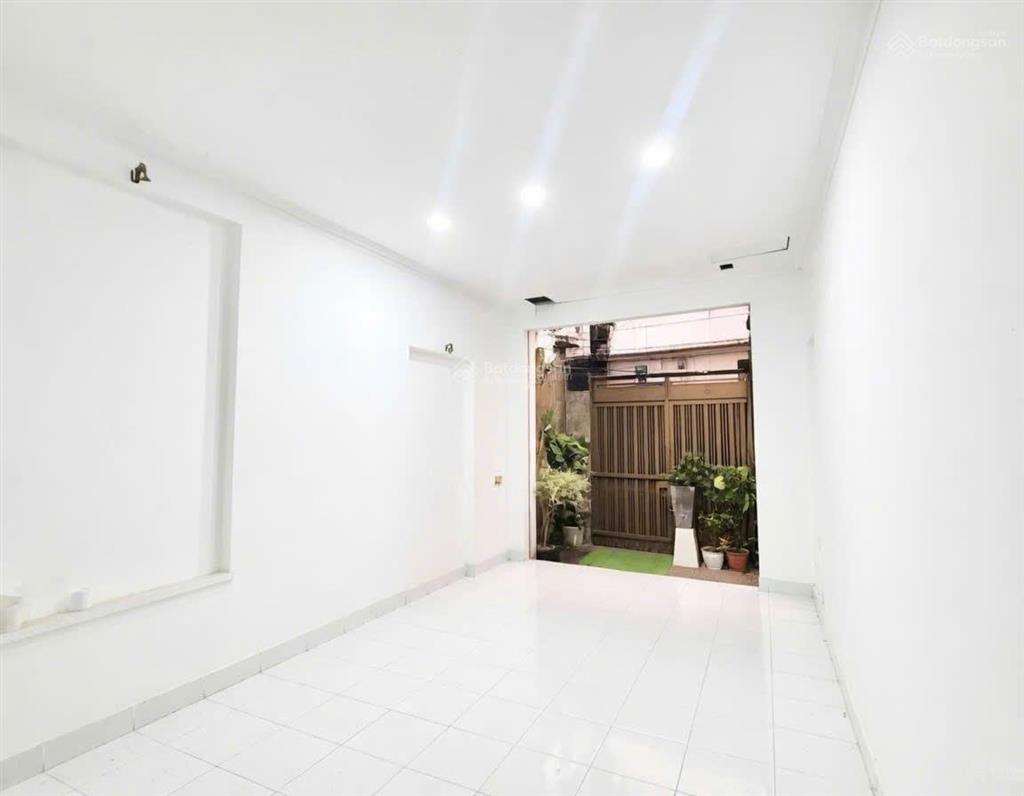 Kẹt lắm rồi! nhà 4 tầng  ngang 8m  hướng đn  bên sông hbc  gần 300m2 sàn 17.2 tỷ