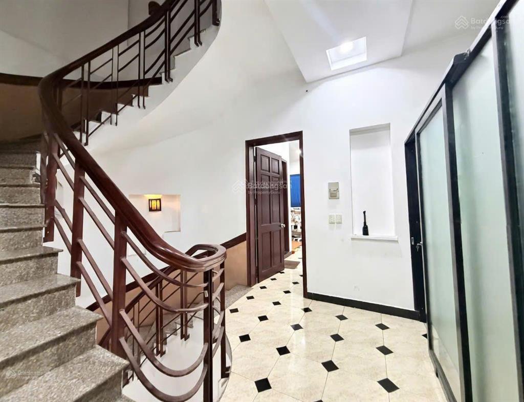 Kẹt lắm rồi! nhà 4 tầng  ngang 8m  hướng đn  bên sông hbc  gần 300m2 sàn 17.2 tỷ