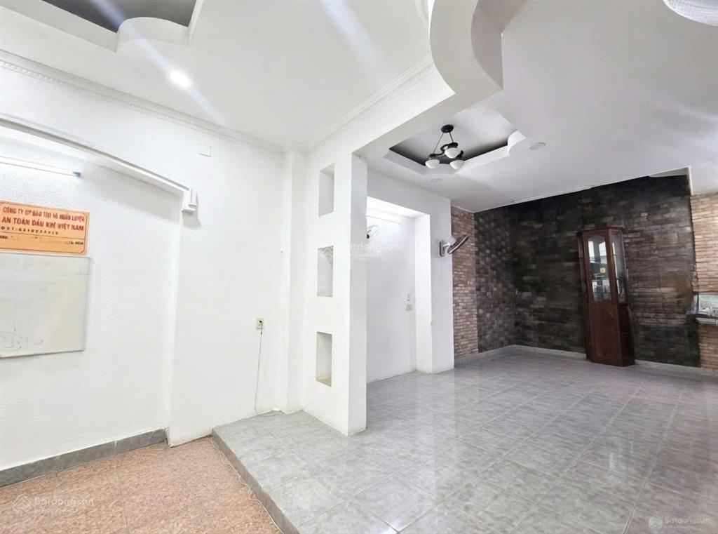 Kẹt lắm rồi! nhà 4 tầng  ngang 8m  hướng đn  bên sông hbc  gần 300m2 sàn 17.2 tỷ