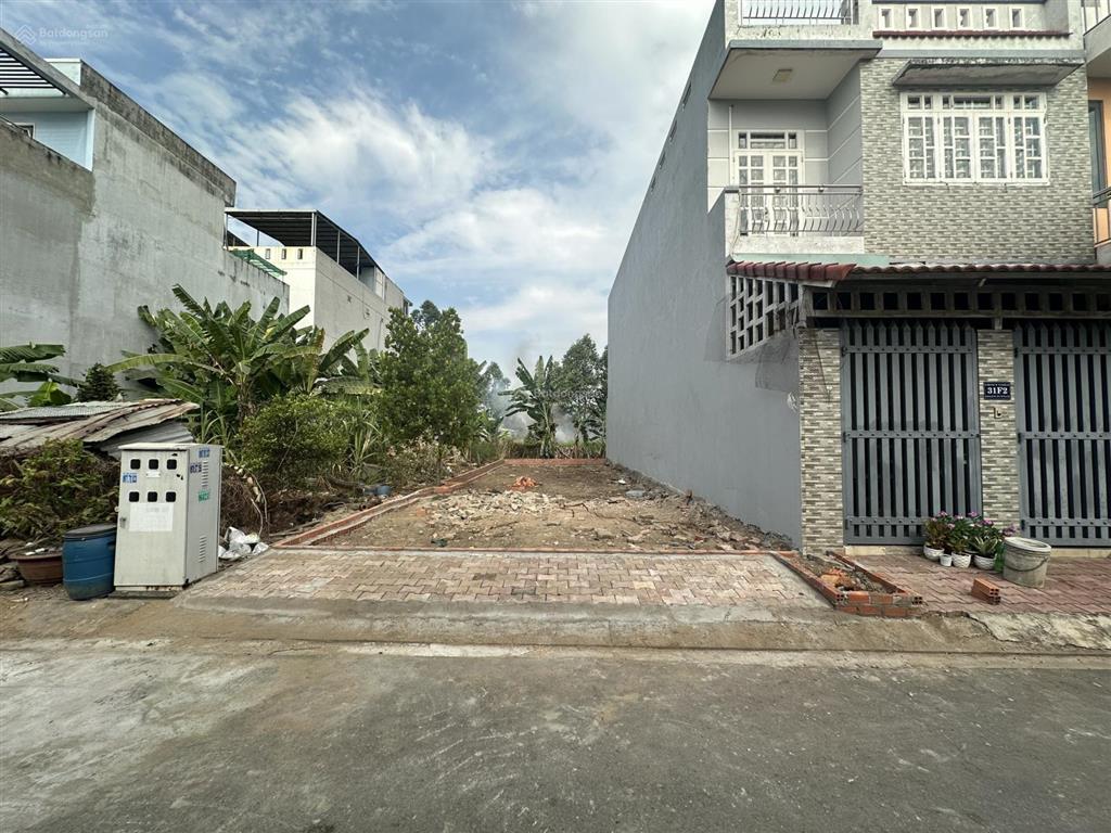 Cần bán dt 60.8m ( 4.5mx13.5)  sổ hồng riêng  sát quốc lộ 13 , dân cư đông, xây dựng tự do
