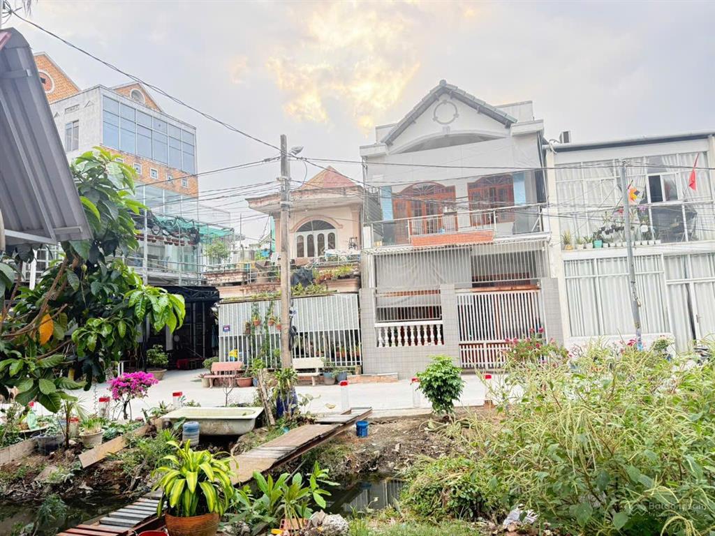 Bán 2 căn nhà liền kề vừa ở vừa cho thuê, đường xe ô tô  ngay bệnh viện quốc tế hạnh phúc