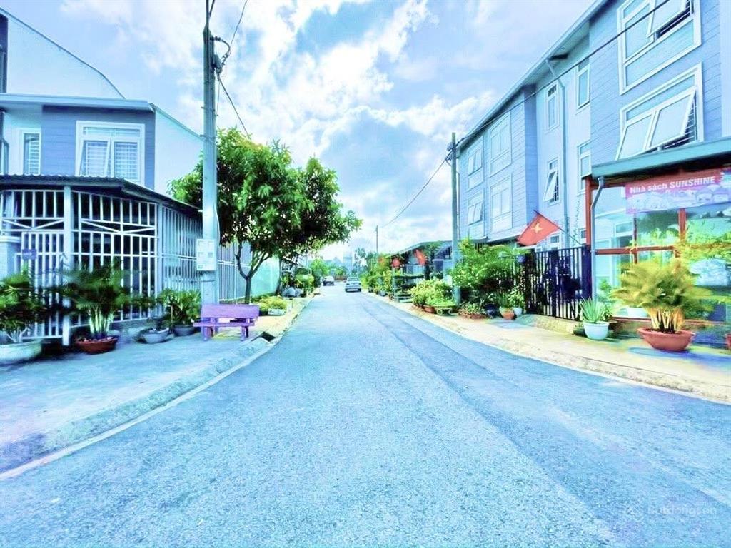 Nhà 1 lầu có 2 phòng ngủ sân đậu ô tô sổ hồng riêng hoàn công đầy đủ.