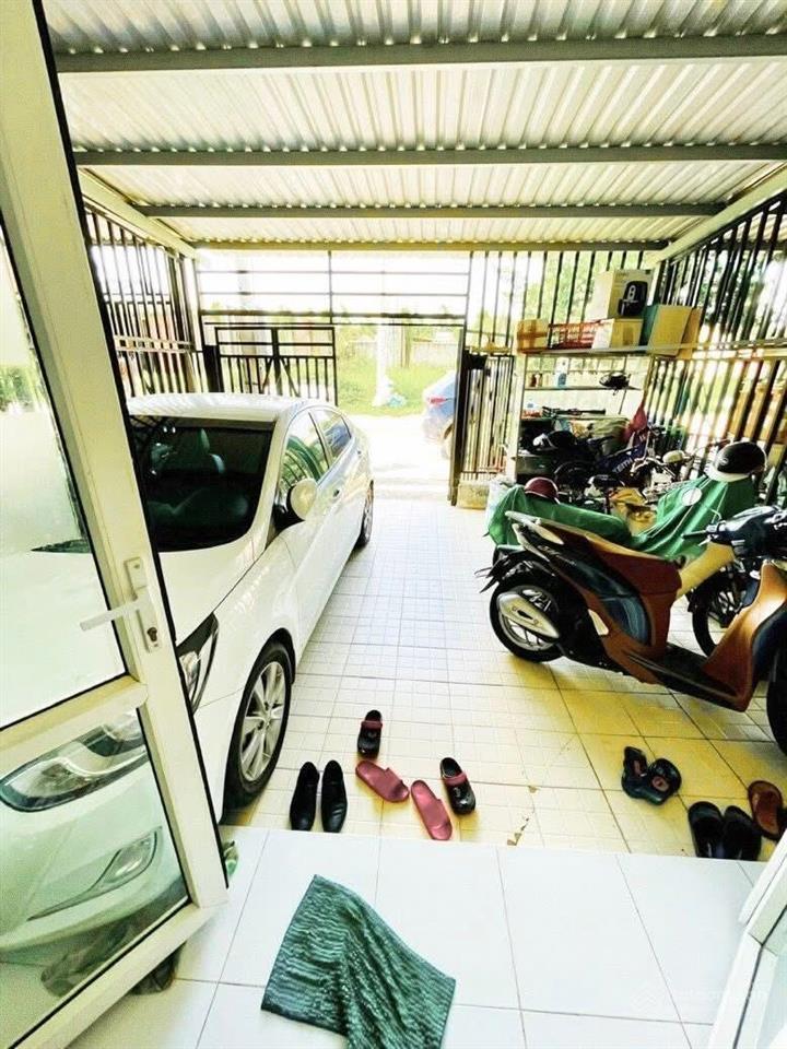 Nhà 1 lầu có 2 phòng ngủ sân đậu ô tô sổ hồng riêng hoàn công đầy đủ.