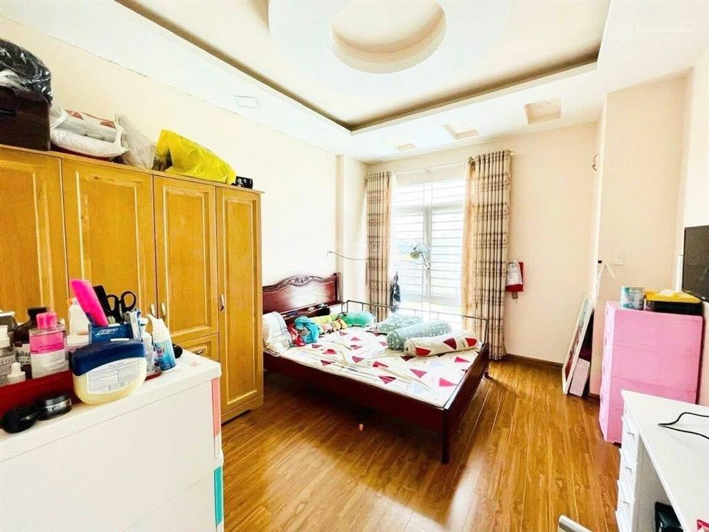 Nhà 1 lầu có 2 phòng ngủ sân đậu ô tô sổ hồng riêng hoàn công đầy đủ.