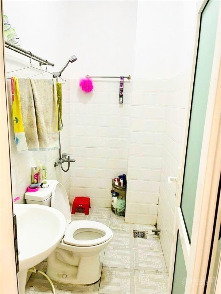 Nhà 1 lầu có 2 phòng ngủ sân đậu ô tô sổ hồng riêng hoàn công đầy đủ.