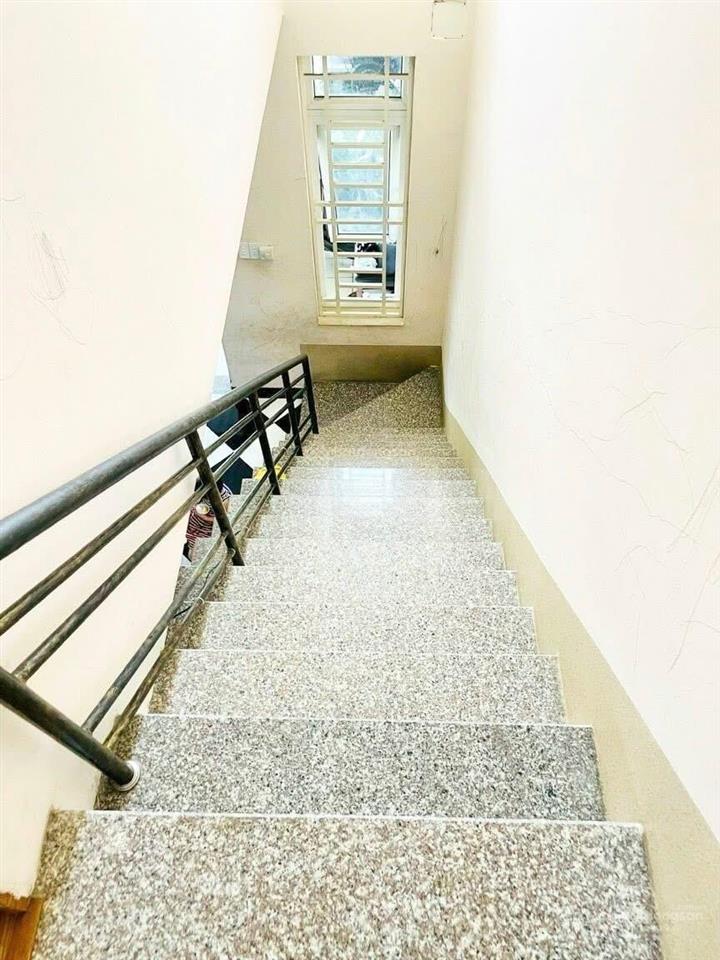 Nhà 1 lầu có 2 phòng ngủ sân đậu ô tô sổ hồng riêng hoàn công đầy đủ.