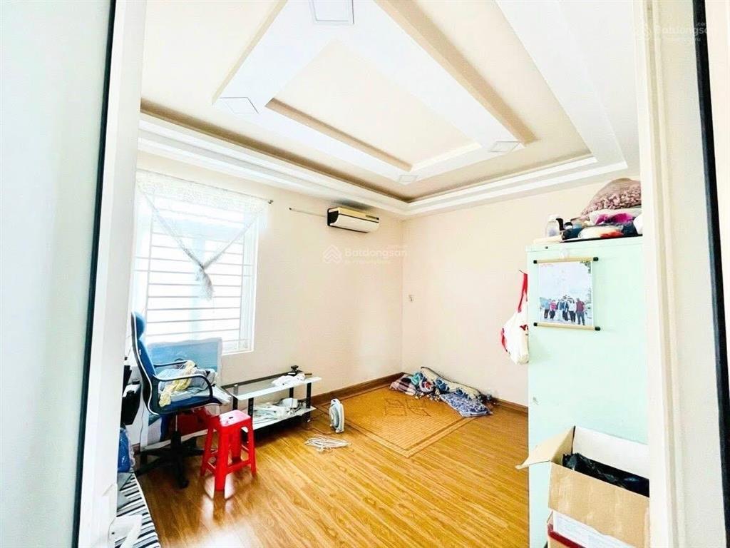 Nhà 1 lầu có 2 phòng ngủ sân đậu ô tô sổ hồng riêng hoàn công đầy đủ.