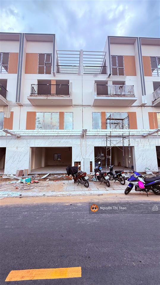 Giỏ hàng cuối shophouse cuối đẹp nhất khkhome trung tâm tpm bình dương  cho thuê 30tr/ tháng.