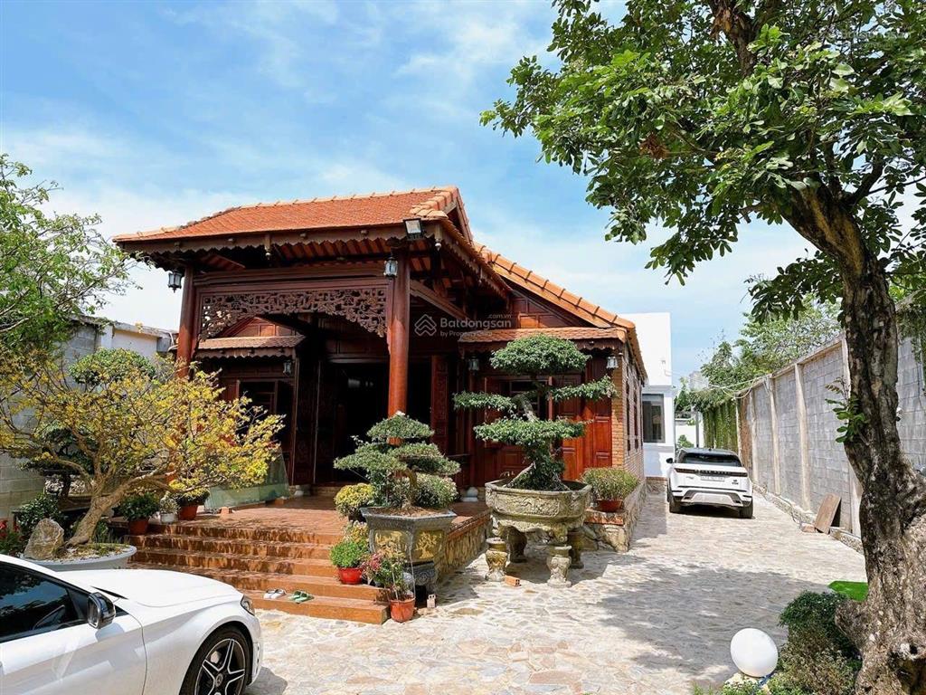 Bán biệt thự hồ bơi sân vườn phường bình dương gần bv 1500 giường